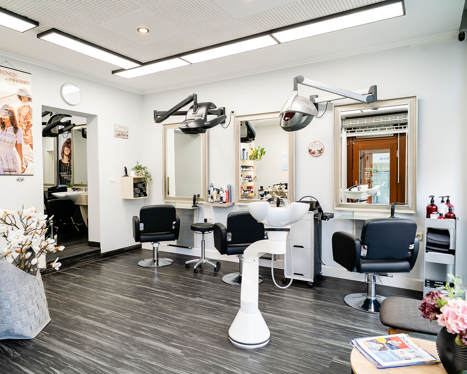 Innenaufnahme des Hair4You Friseursalons Sondershausen Güntherstraße mit modernem Salonbereich