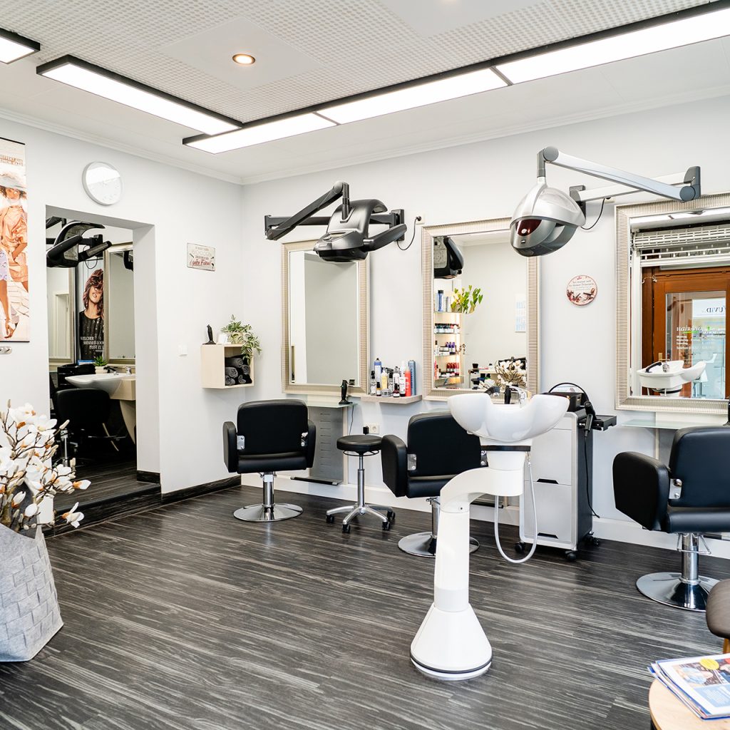 Innenaufnahme des Hair4You Friseursalons Sondershausen Güntherstraße mit modernem Salonbereich