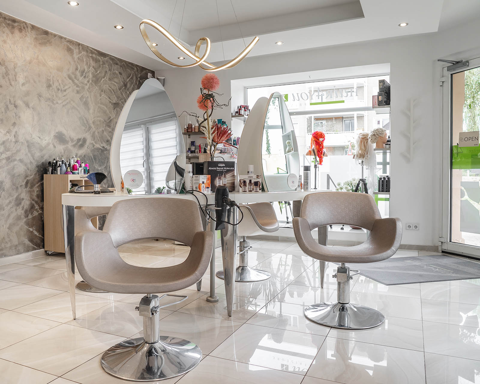 Innenansicht Hair4You Friseursalon Nordhausen Bochumer Straße mit modernem Salonbereich für Haarschnitt und Styling